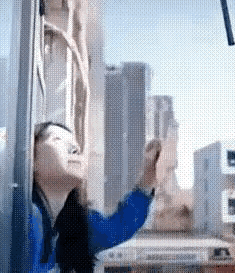 邻居：要是我说这是风吹过来的，我只是好心帮你挂上，你信吗？