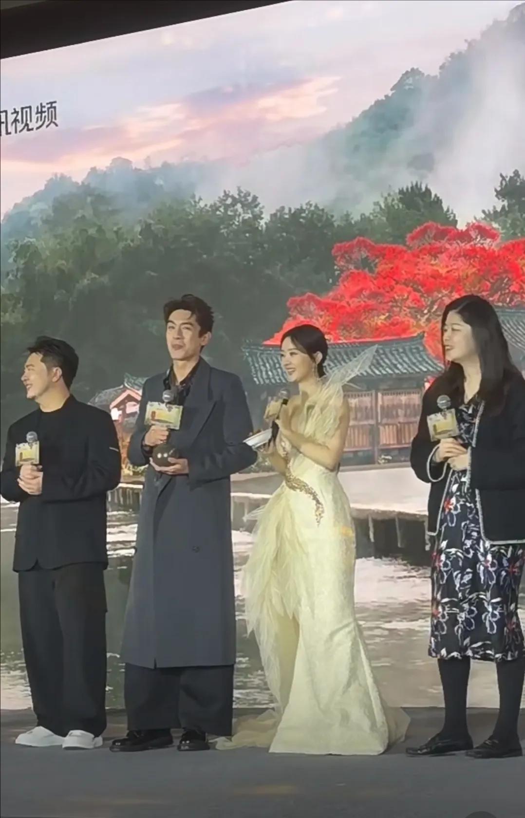 赵丽颖今日出席《与凤行》活动，好温婉好可爱的赵丽颖，这次的裙子好美好仙，感觉发型