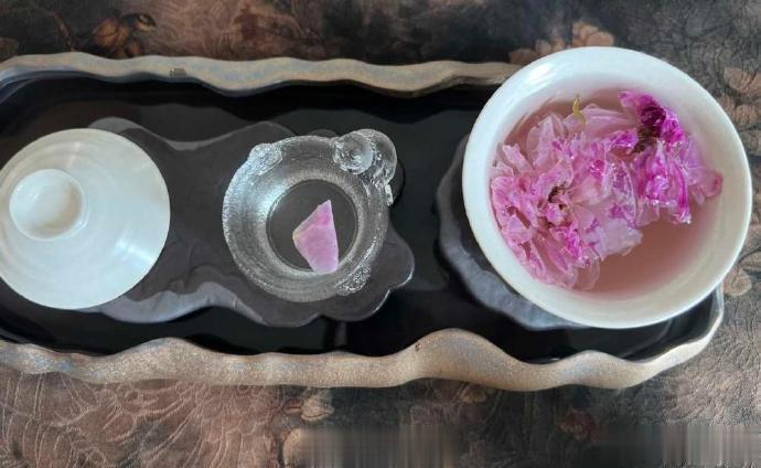 #中医式生活# 玫瑰花陈皮茶非常适合爱生气的人喝。肝经核心是全部绕我们生殖器走，