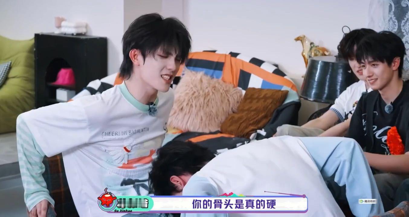 左航猜词露头就秒一路向海的少年 左航猜词真的是一秒都不带犹豫的，题出来答案就跟着