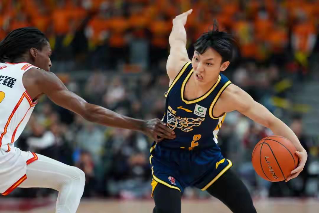 徐杰是广东东阳光男篮战术与精神领袖，2026年CBA全明星票选蝉联总票王。进攻上