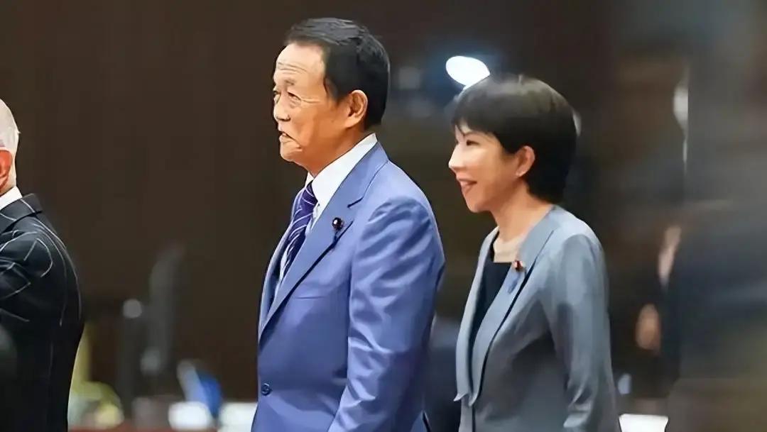 高市早苗话音刚落，麻生太郎就跳了出来。这两人，一个是日本现任首相，一个是自民党“