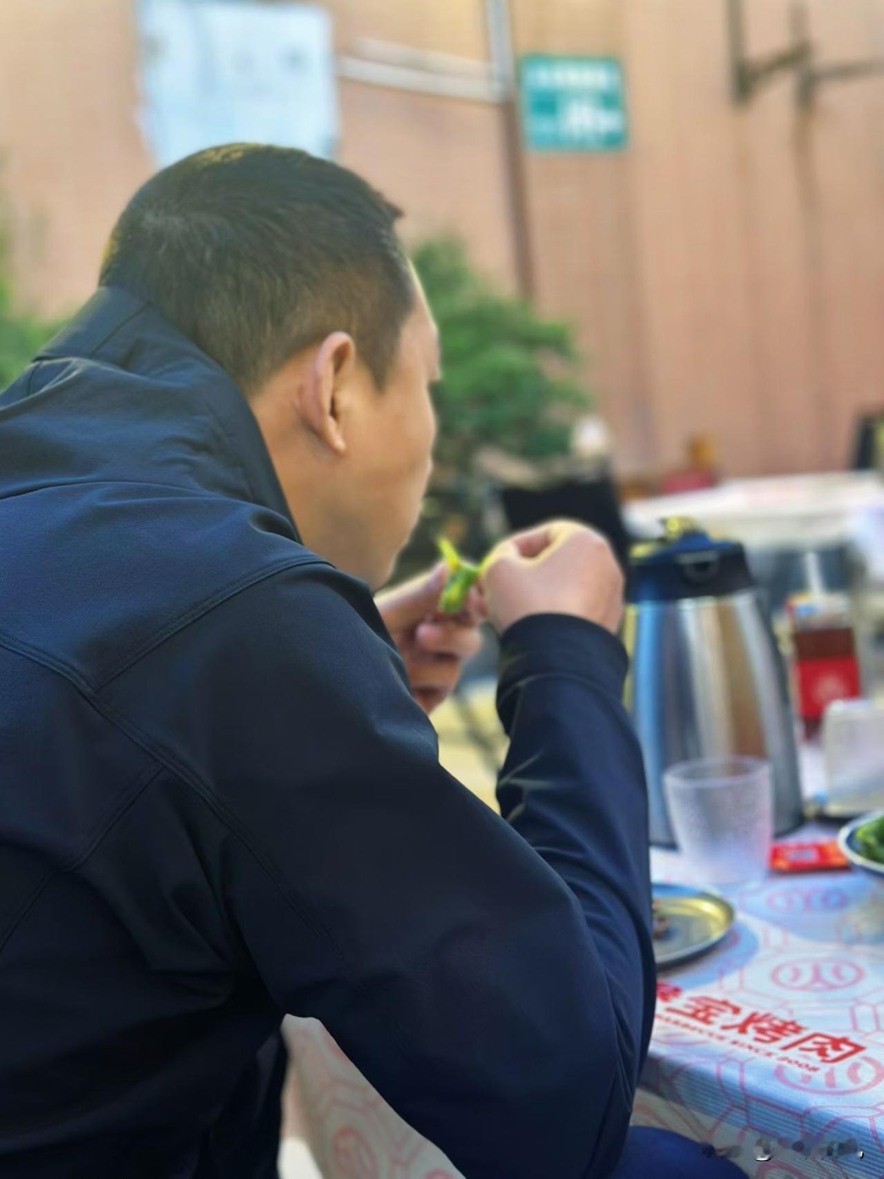 放假了，上小学的女儿说想去看花，上大学的儿子说想到城墙上走一圈，我让儿子让步，一