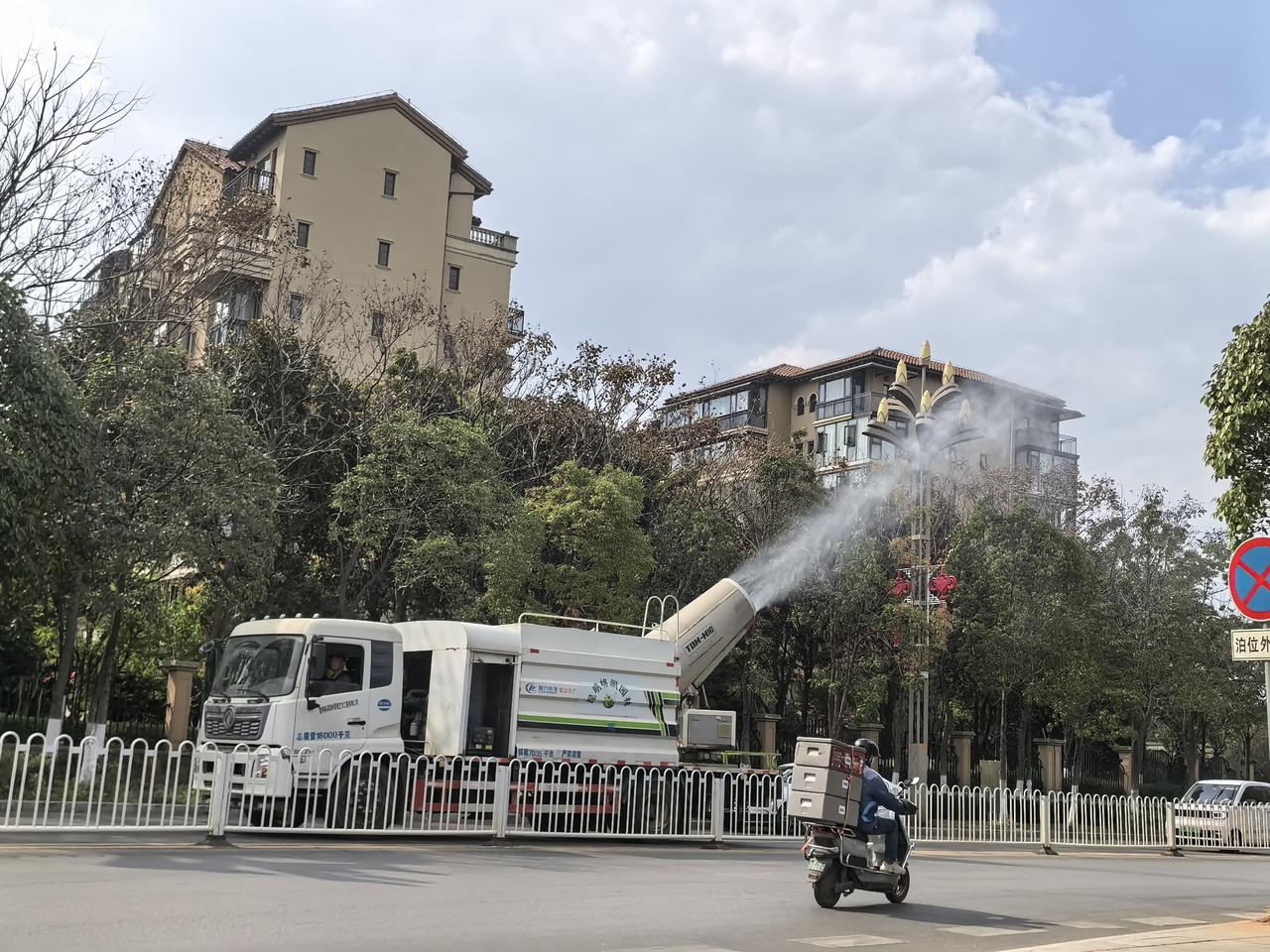 原来渡假区空气质量这么好，这边又是低密住区，而且还时不时的有这种车在跑，是有原因