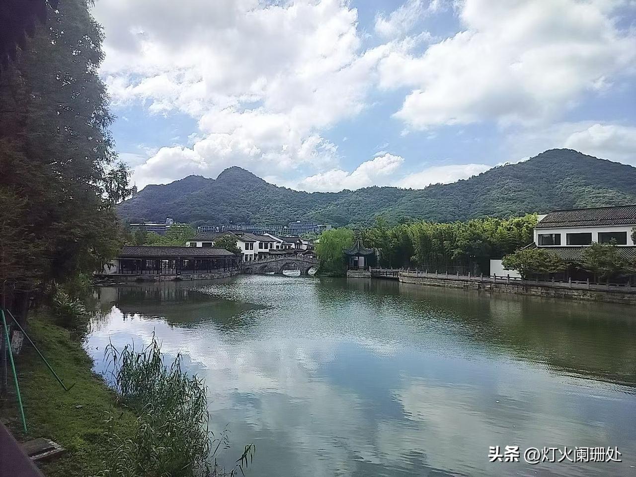 《菜根谭》最通透的10句话：背下来，瞬间清醒，受益终身
人这辈子最难的，不是往上