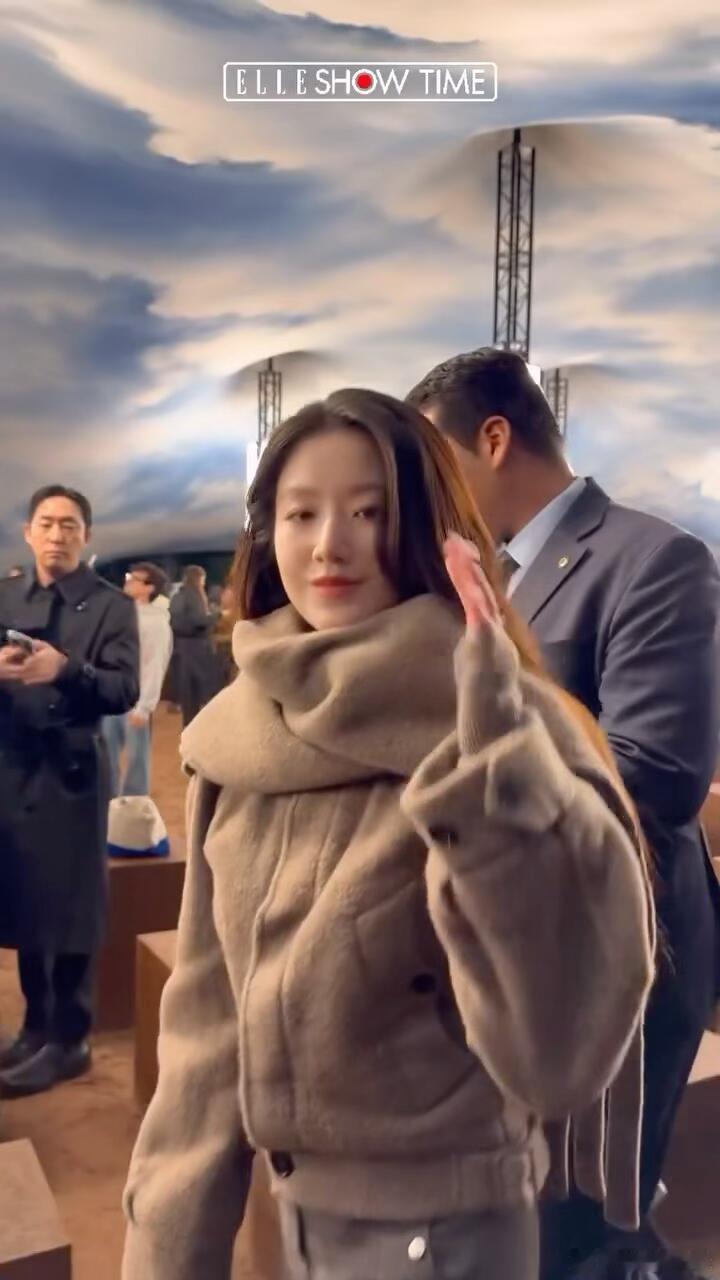 叶舒华Burberry首秀G社生图 有韩剧女主内味儿了[奶牛猫][奶牛猫][奶牛