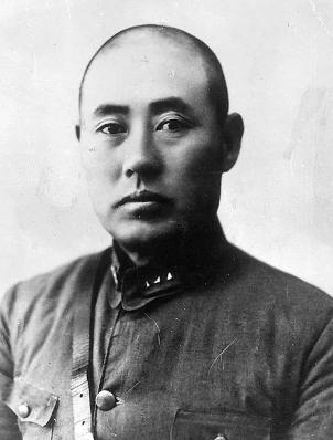 周总理宣读任命决定，傅作义感激地泪流满面，高呼：毛主席万岁！

1949年10月