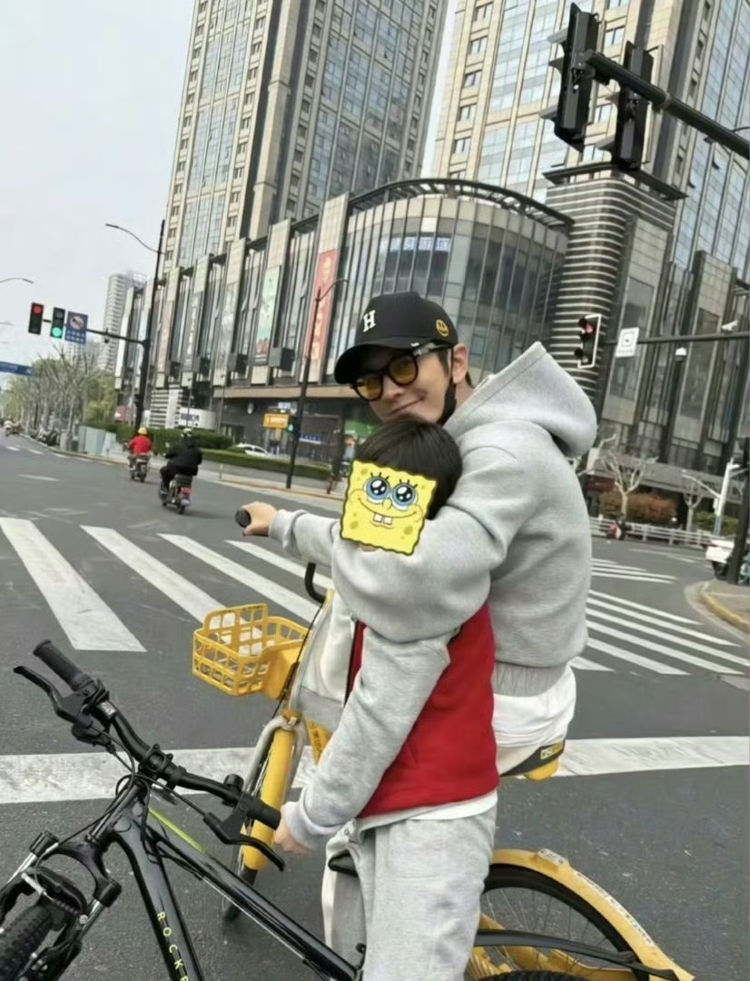 在我老家那边，每天上学放学的路上，别说小孩骑自行车了，还有骑电动车的，相当危险，