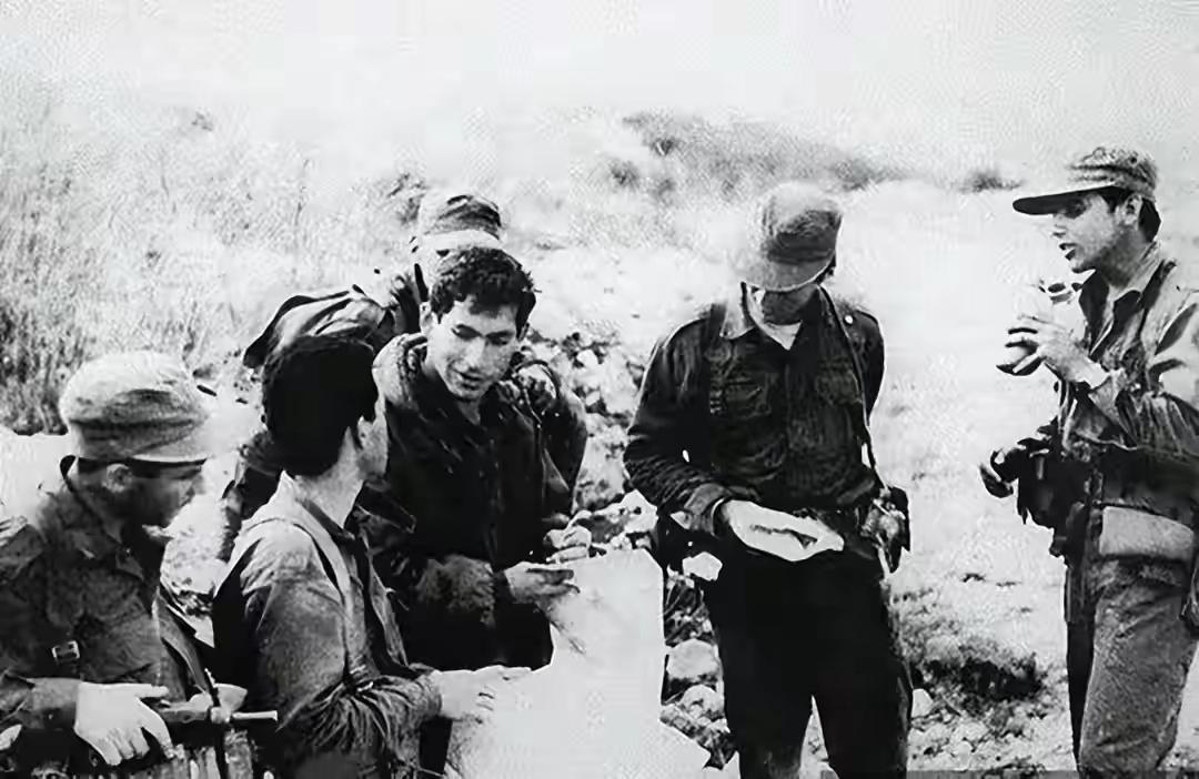 年轻时的内塔尼亚胡一身军装很酷，如今的他和年轻时判若两人，酷味没了，倒是有点儒雅