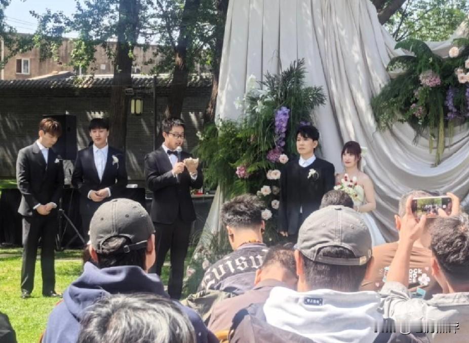 德云社又一位演员结婚了，这次是头九合资养大的孩子甜甜樊霄堂。

网友调侃：樊霄堂