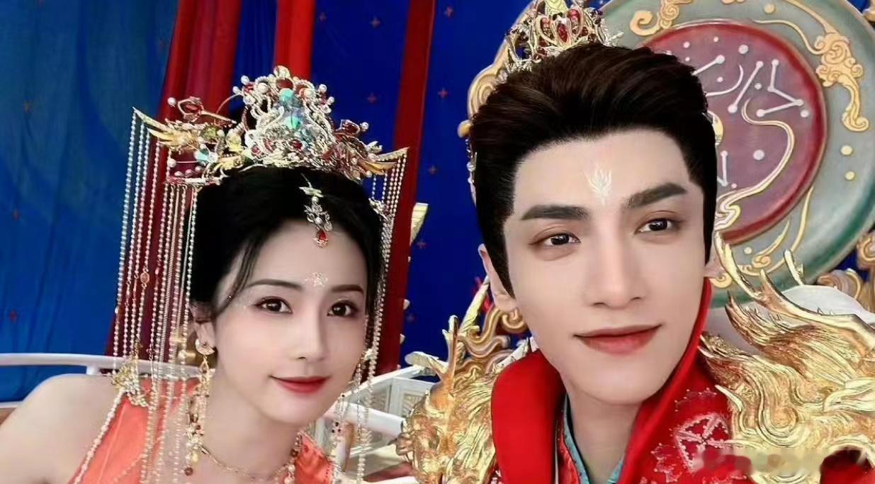 罗云熙是不是要比任嘉伦看起来和白鹿更有cp感？ ​​​