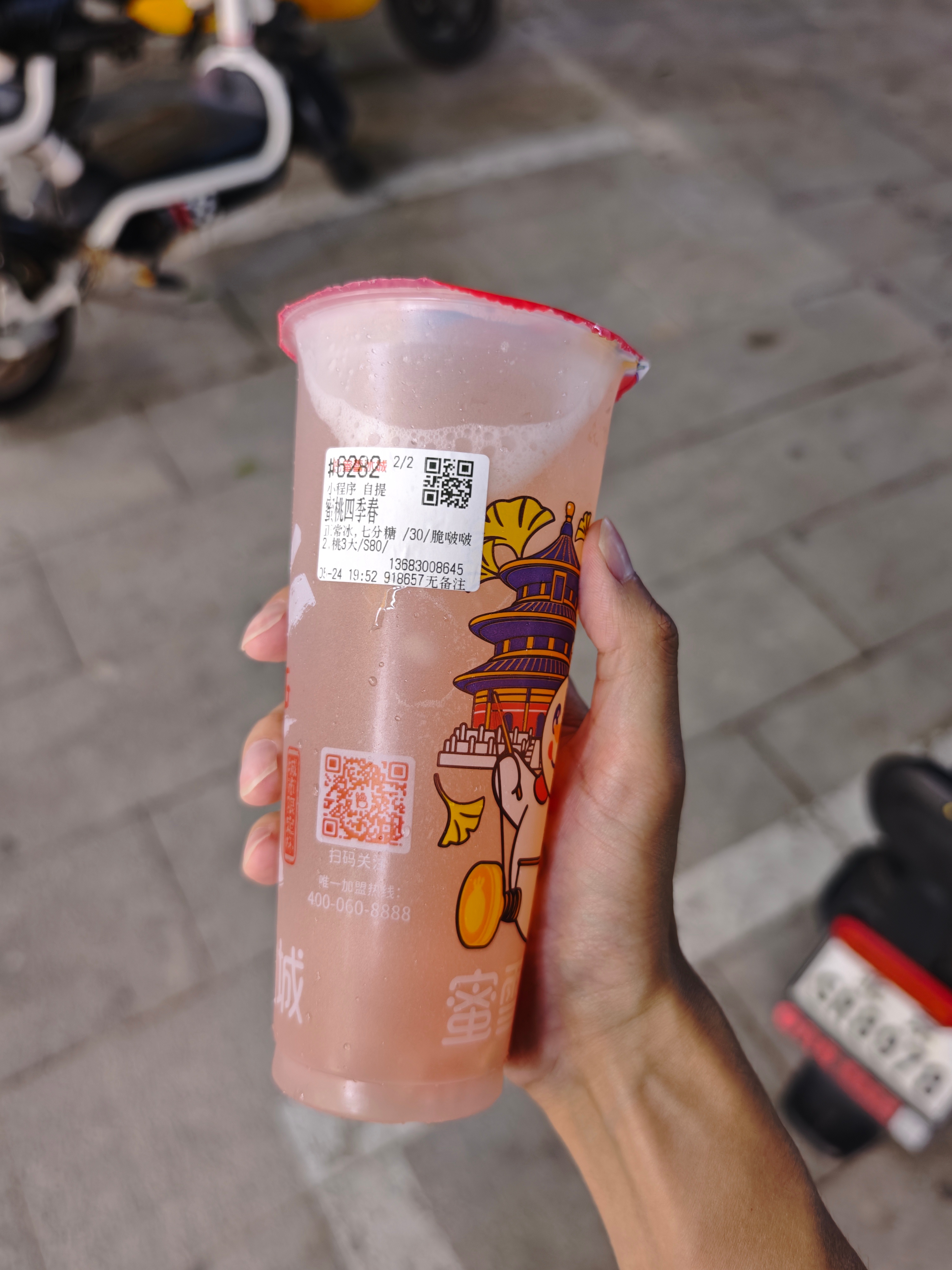 来个黄仁勋同款蜜雪冰城的蜜桃四季春我一直挺喜欢喝，7块钱就能尝到果肉，经济实惠、