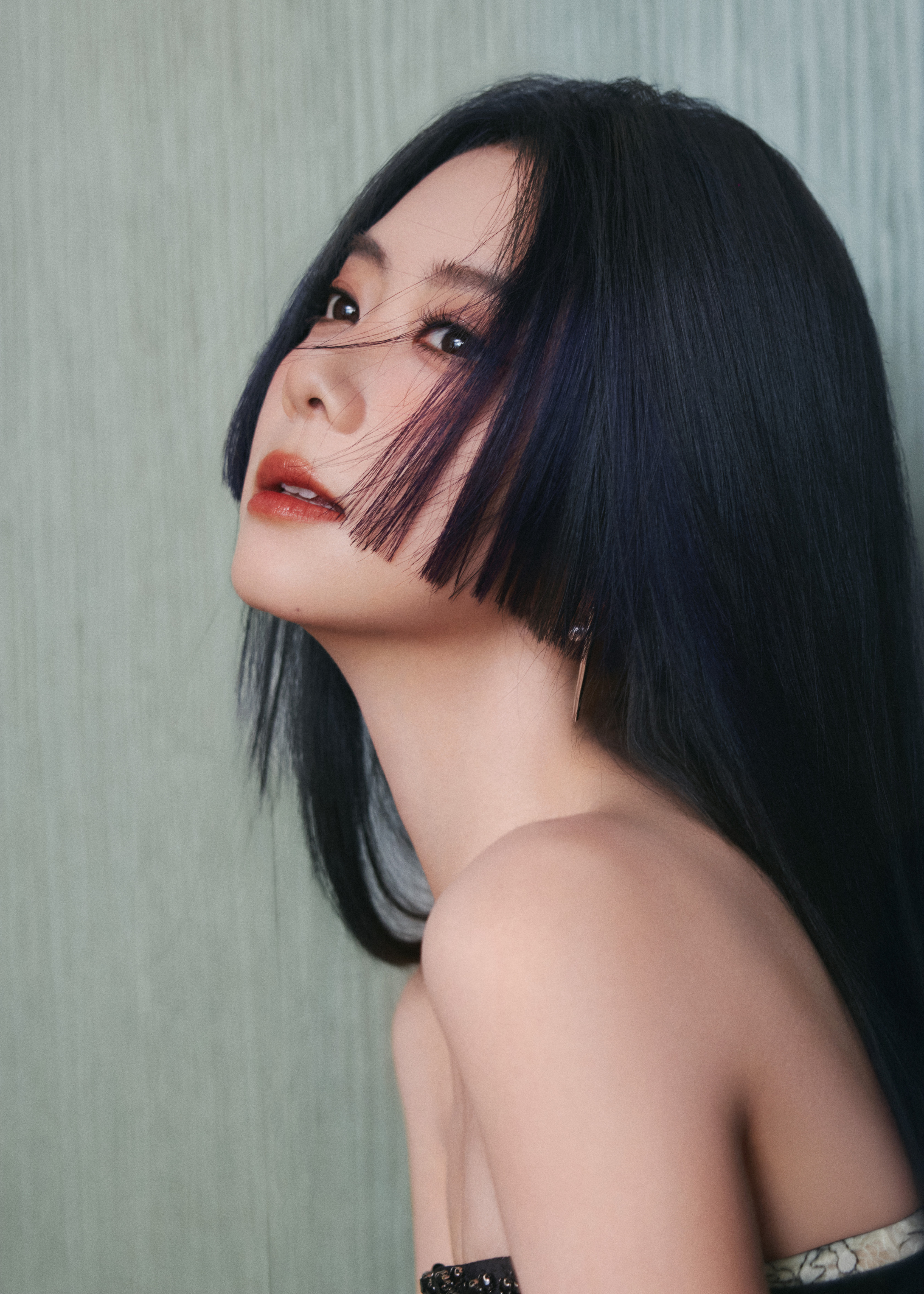 谭松韵[超话] 两小姐受邀出席2025年Wallpaper*中文版设计大奖，以蓝