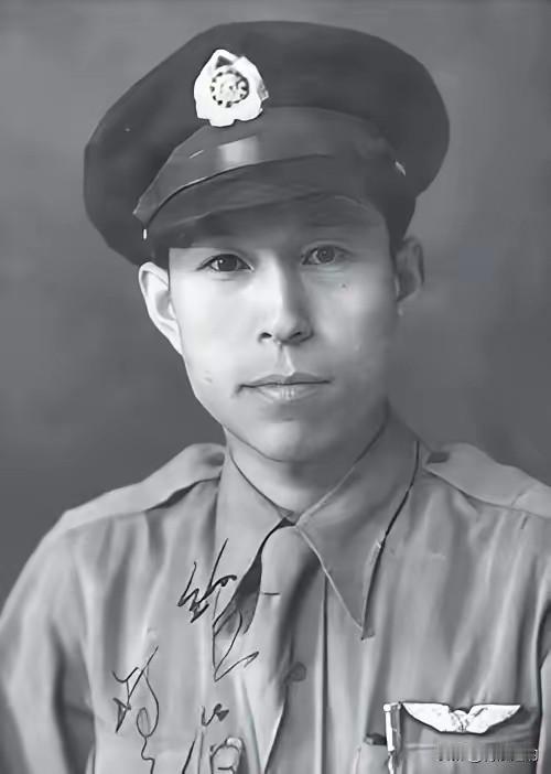 1944年，飞行员王光复在成功炸毁日军军列后，正准备返航，途中路过日军机场时，意