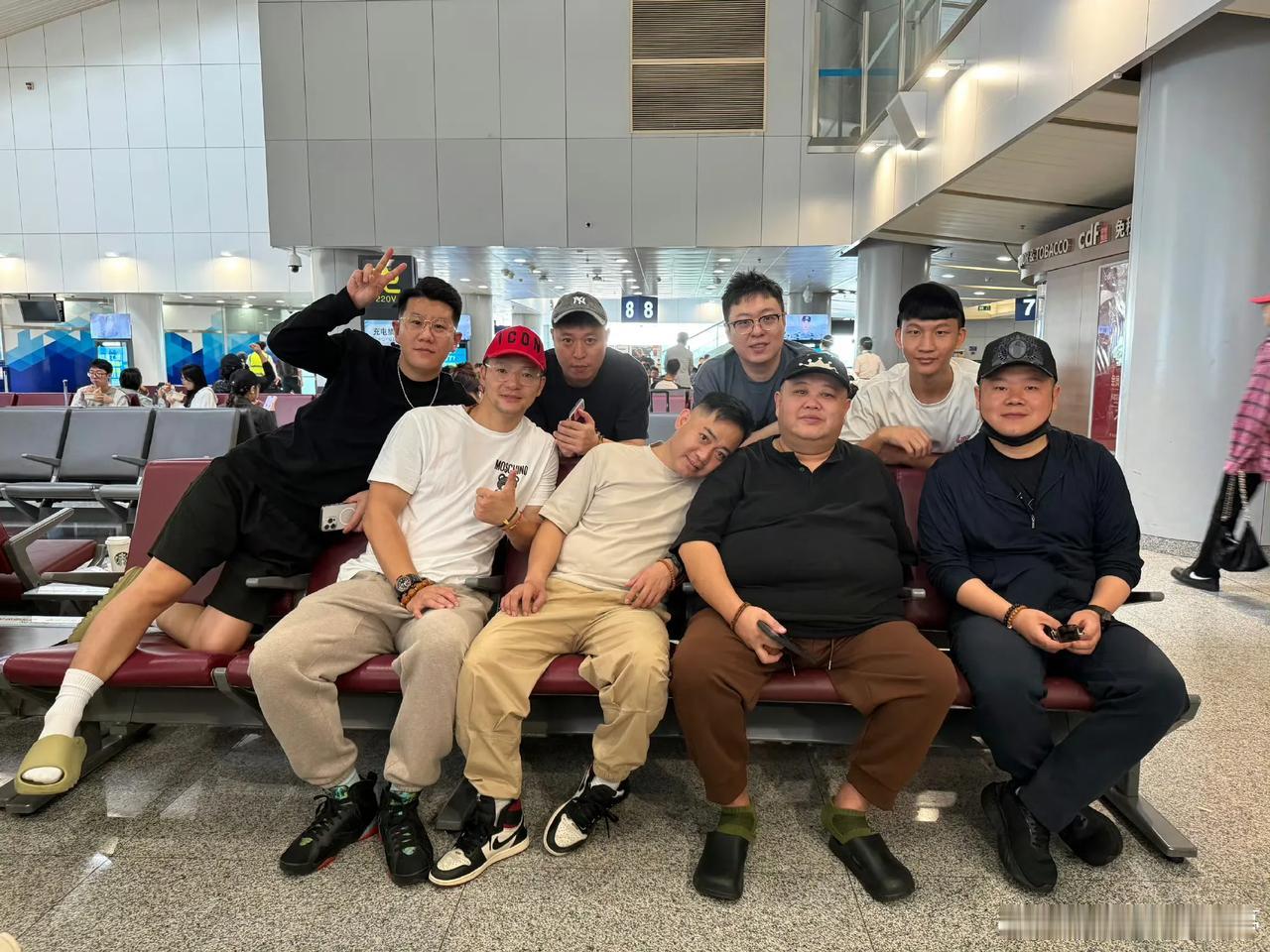 老秦闹绯闻如火如荼之时，德云社他的师兄弟们已经踏上了北美演出的路途，正经演相声多