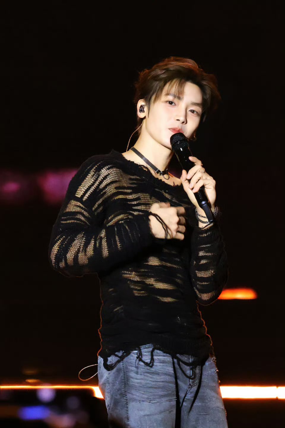 侯明昊音乐节男菩萨来的，这个衣服侯明昊你不乘哦