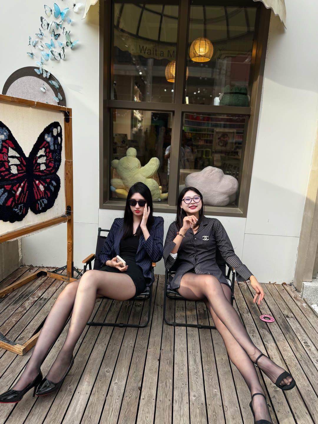 闺蜜下午茶时光，蝴蝶刺绣墙前打卡🌸🍵