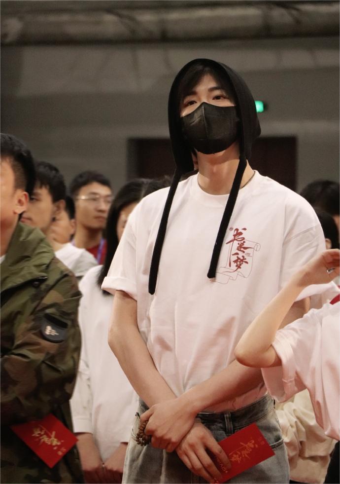 #刘宇宁新剧开机状态#   刘宇宁新剧《书卷一梦》开机路透🈶，刘宇宁在现场的状