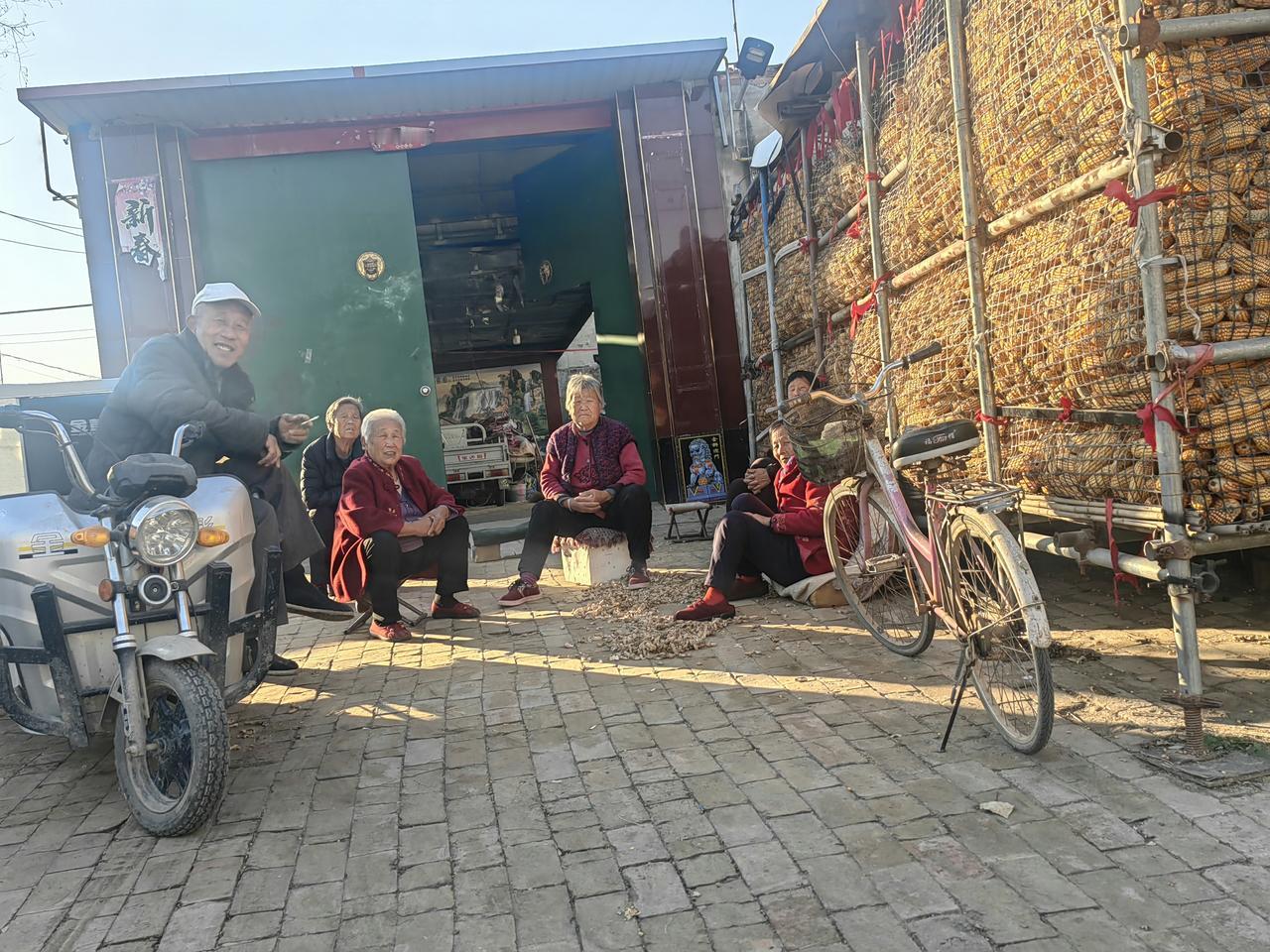 篇嫂子家门口差不多每天都有十来个老人拉家常。
篇嫂子给人们准备了各种各样的坐位，