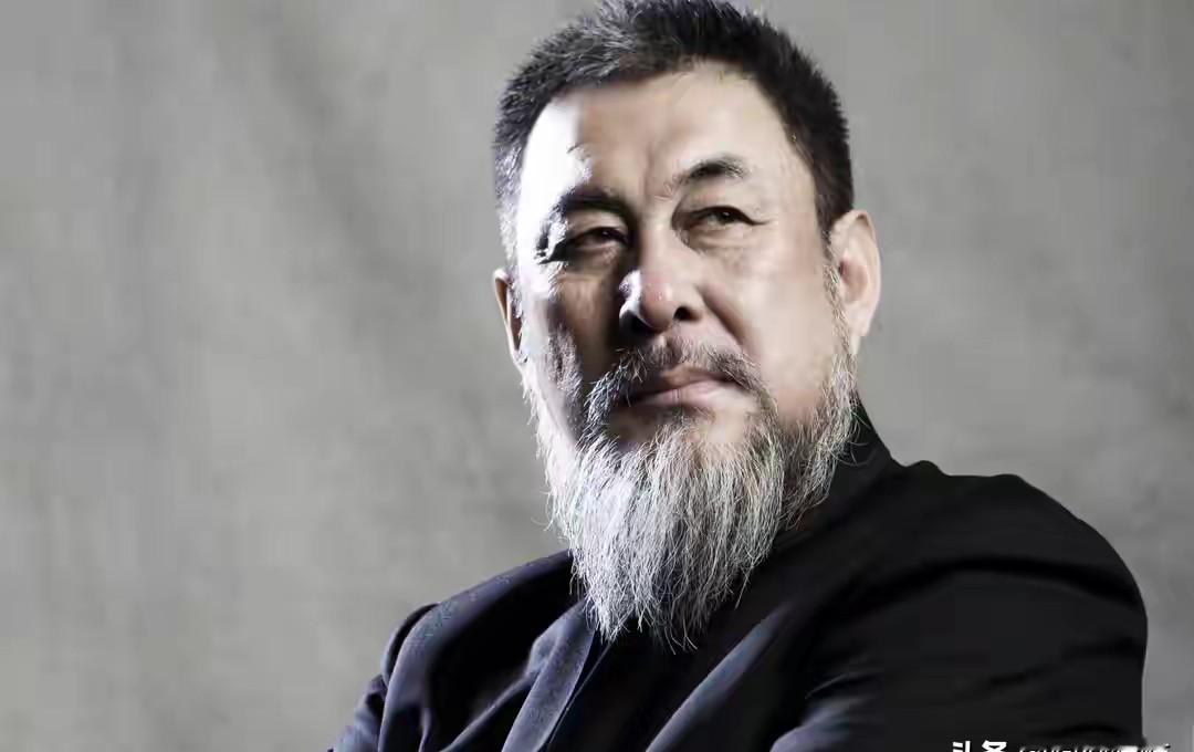 陈建斌的脸根本不该演曹操——化个红妆就能接替陆树铭的关羽。
你看他眉骨高耸鼻梁如