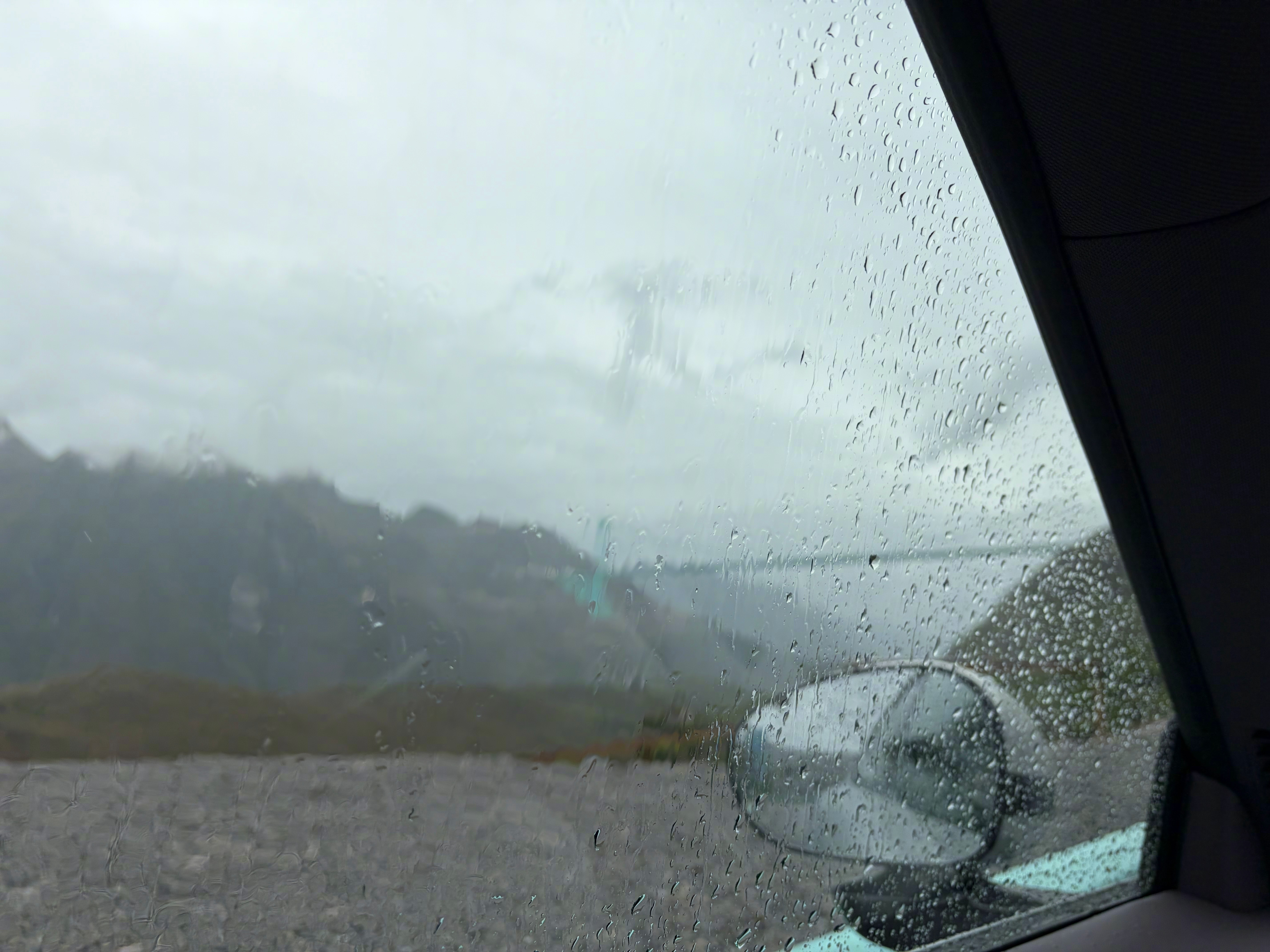 坐车里等雨停，看起来挺浪漫实际内心着急马上天黑了。我们这行也是看天吃饭。