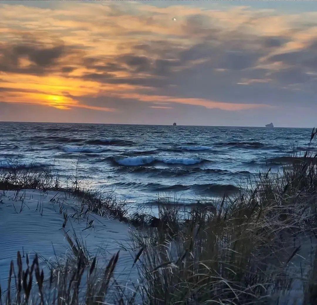 我们害怕被他人看穿内心的脆弱，害怕被同情，害怕被负面标签所束缚。所以，我们选择把