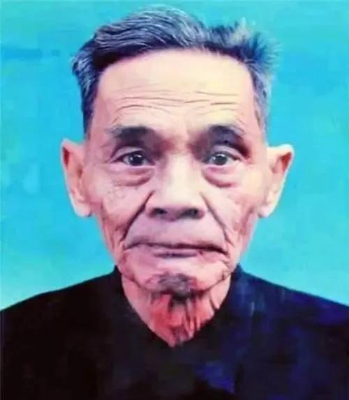 1988年，在台湾潜伏42年的地下党利用假身份回到了大陆。

当罗湖桥头的栏杆被