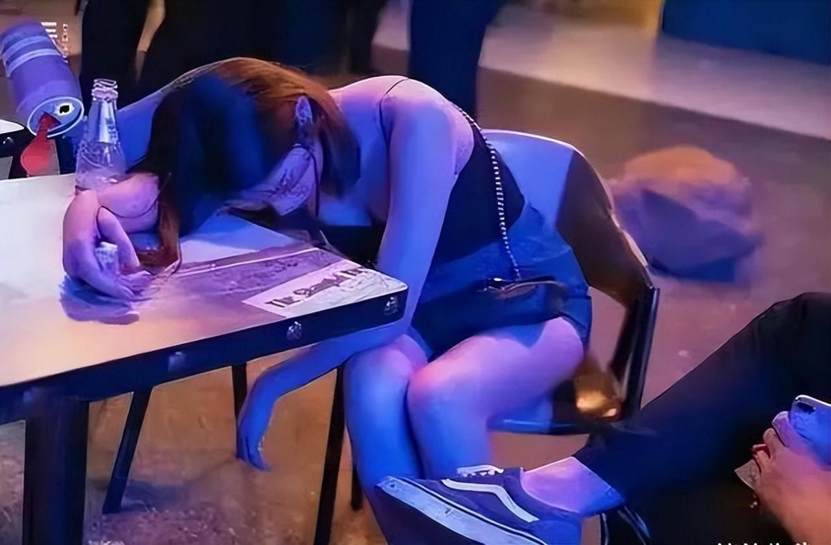 湖南长沙，女子在酒店房间醒来，发现自己与男同事赤裸地躺在一起。认为自己被男同事侵