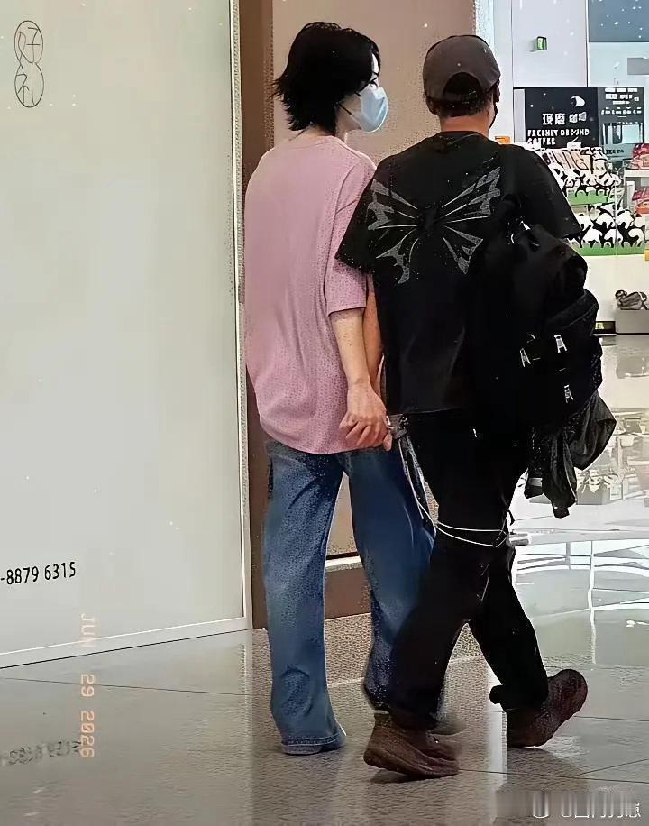 谢霆锋满心奔赴王菲时，浑身氛围感直接拉满，帅气藏不住 