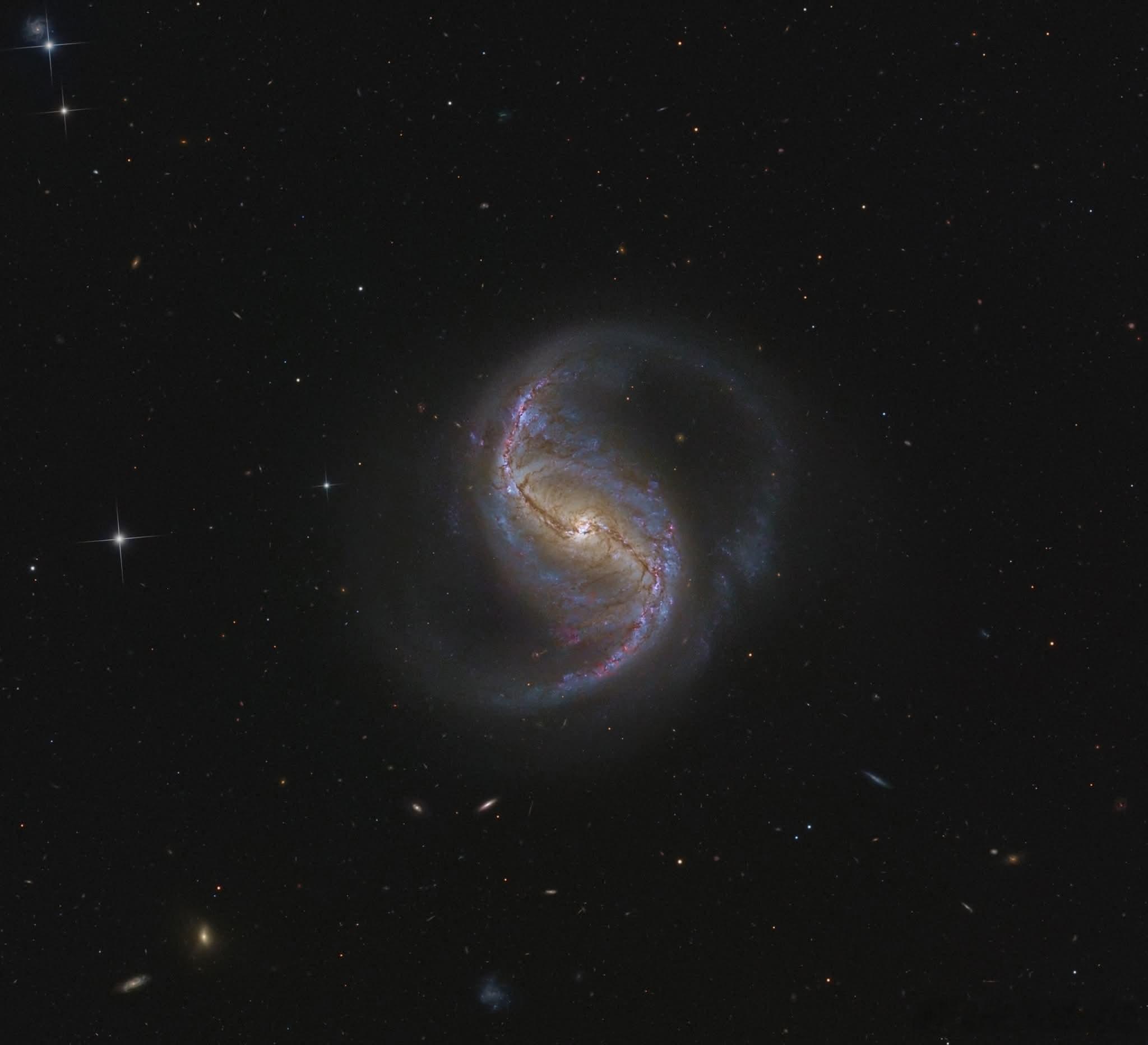 熔炉座中的宇宙螺旋，在南天的炉座星座中，条状螺旋星系NGC 986在7600万光