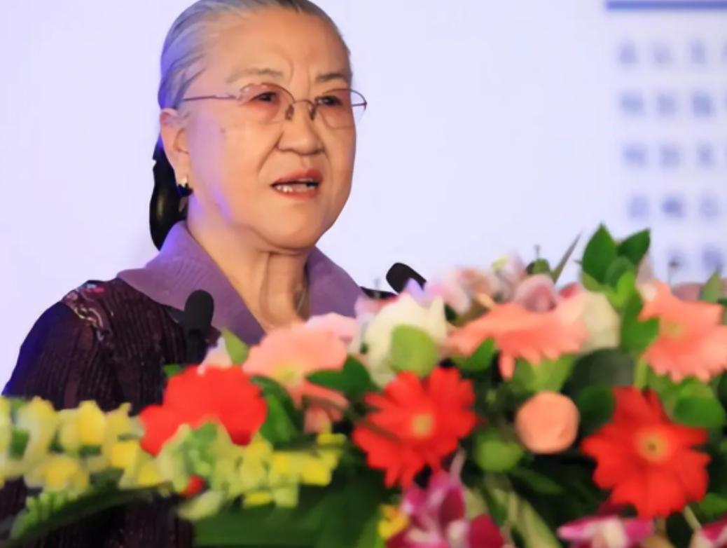 原国防部长耿飚的长女，一夜之间被查封了所有资产，她选择出走美国。在离开时她发誓：