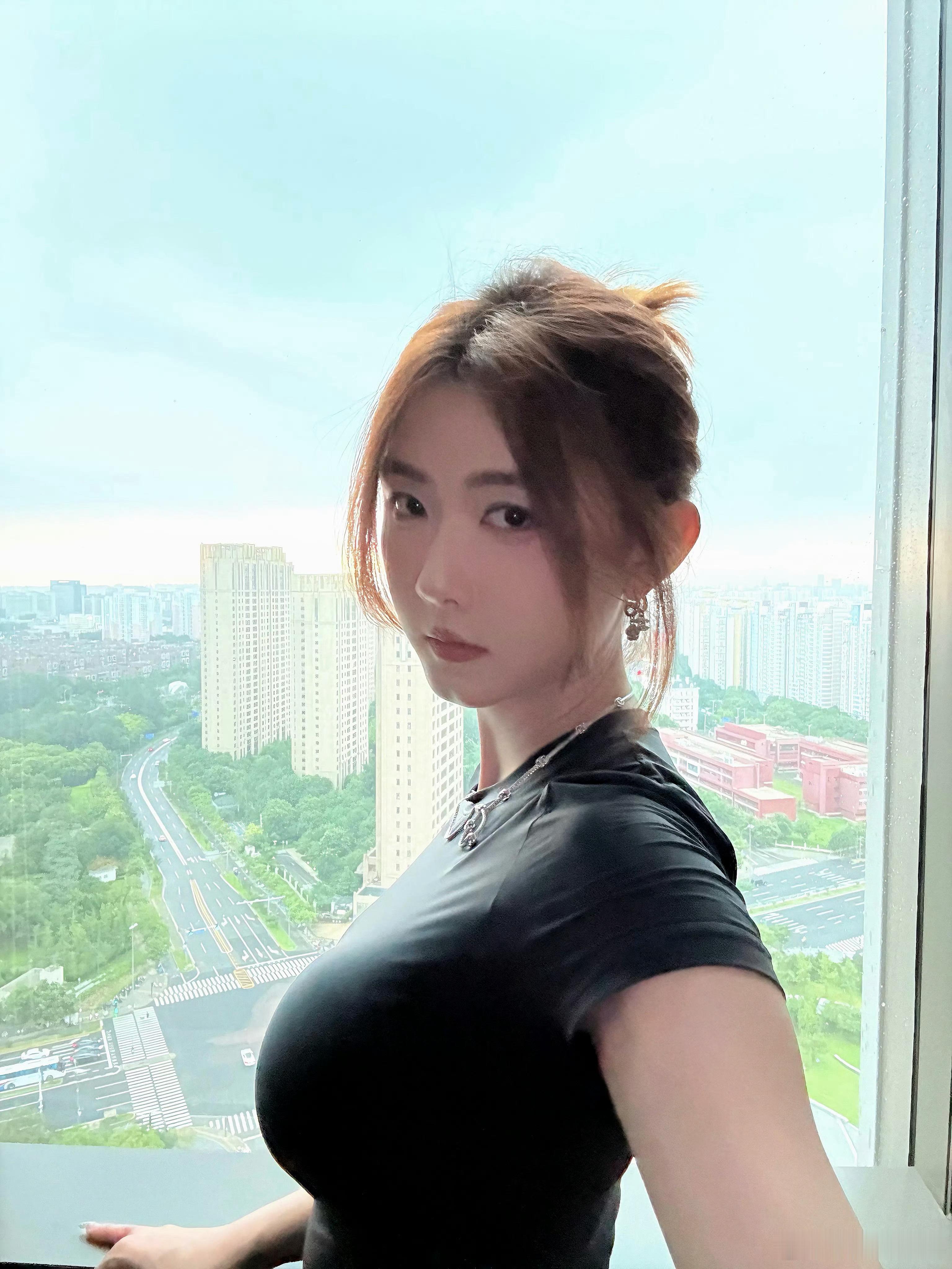 聂小雨眼睛真的很大 ​​​