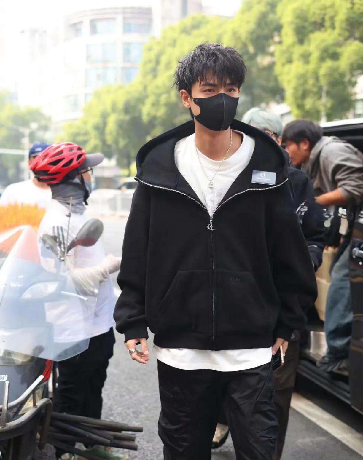 辛雨锡发文爆孕期秦霄贤出轨，你们怎么看？#秦霄贤被曝出轨# #秦霄贤被爆恋情#