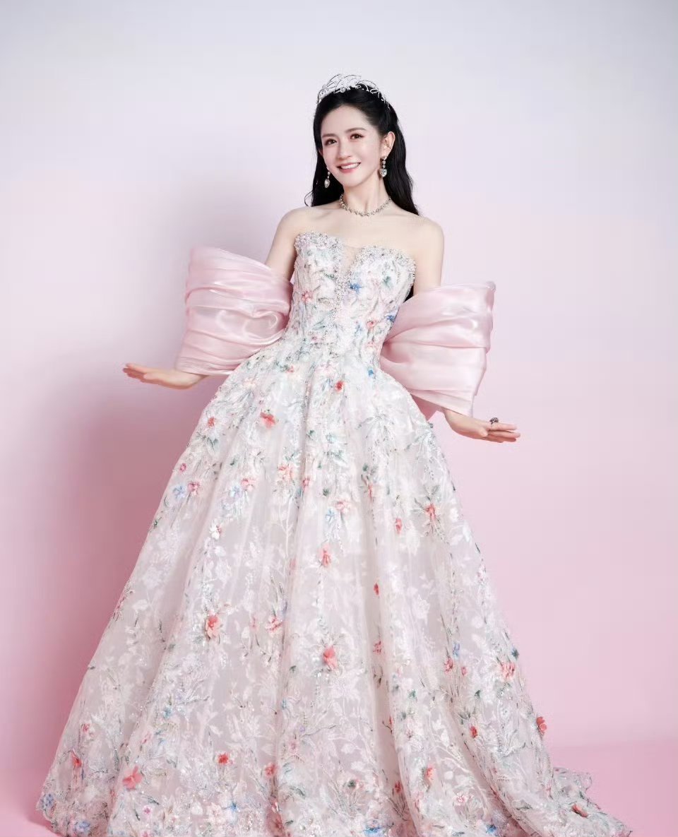 谢娜直播官宣演唱会娜姐在《乘风2026》的直播现场官宣2026谢娜演唱会5月5日