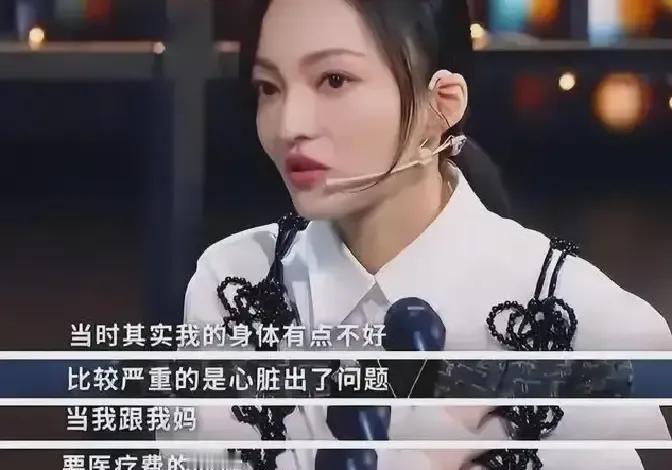 张韶涵躺在医院等钱救命，账户却被亲妈搬空。
2008年她心肌炎开刀，一查余额只剩