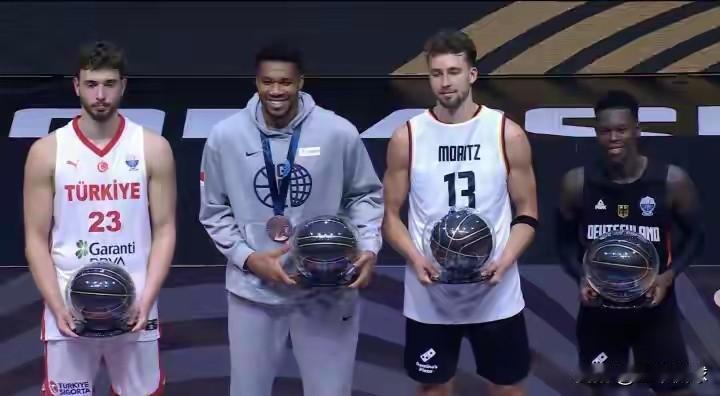 欧锦赛的最佳阵容，拿到NBA都得是强阵，东契奇早回国了，没有参加颁奖。另外，还有