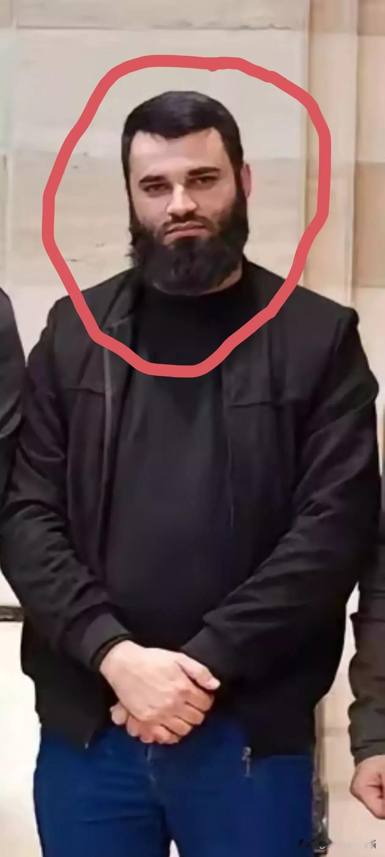 看看跟朱拉尼合影的几个人，最右边那个人还穿着紧身牛仔裤，这不合天方教的规矩吧。