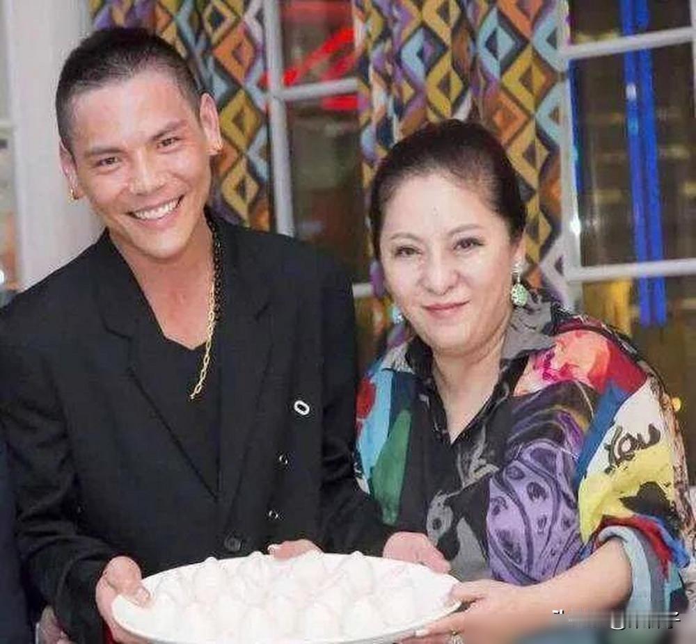 亲儿子向佐一句话，差点把向太气吐血。
向佐在节目里说，自己两岁前，白天都待在向