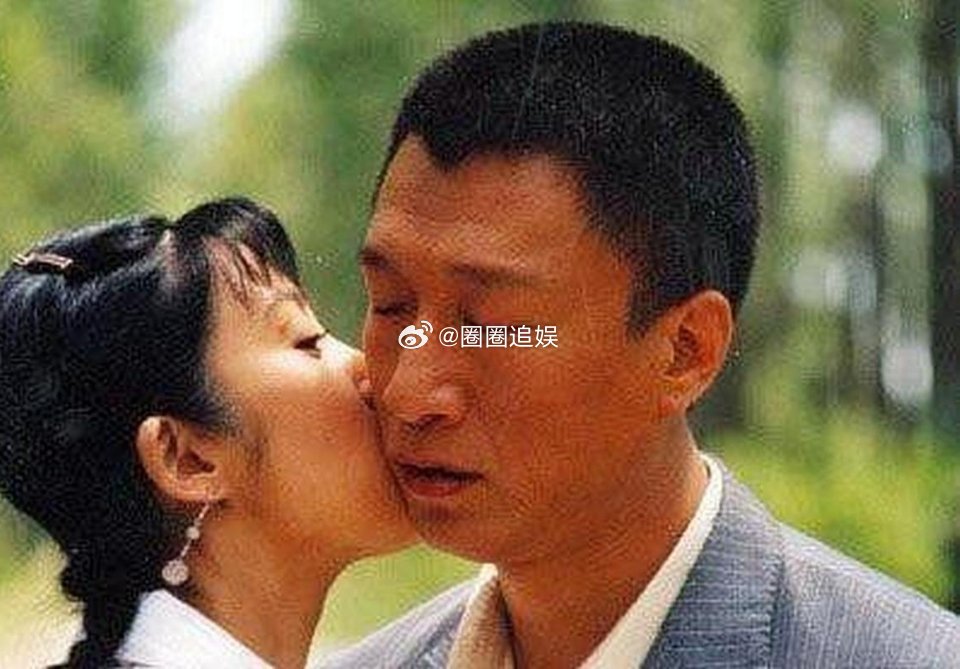 孙红雷和李小冉当年拍完激情吻戏后，三天吃不下去饭，对吻戏都有阴影了。事后表示：“