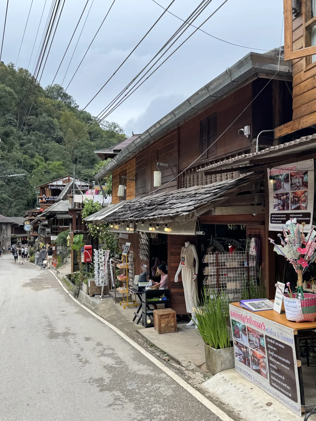 跟小姐妹在自家清迈庄园弹琴聊天去泰囧小镇