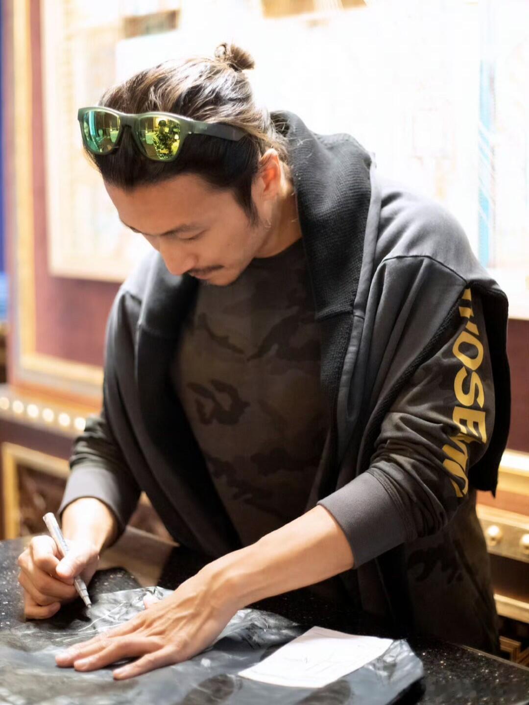 谢霆锋一进厨房就切换状态 离开镜头前的舞台，谢霆锋一进到厨房，状态立马切换。经常