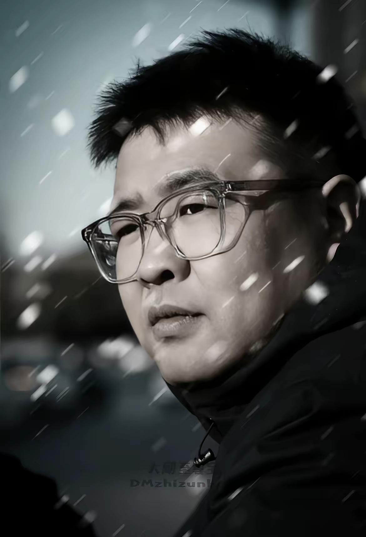 千万别信朋友圈那些天天发段子、看着没心没肺的人。
很多人前头逗大伙开心，所有委屈