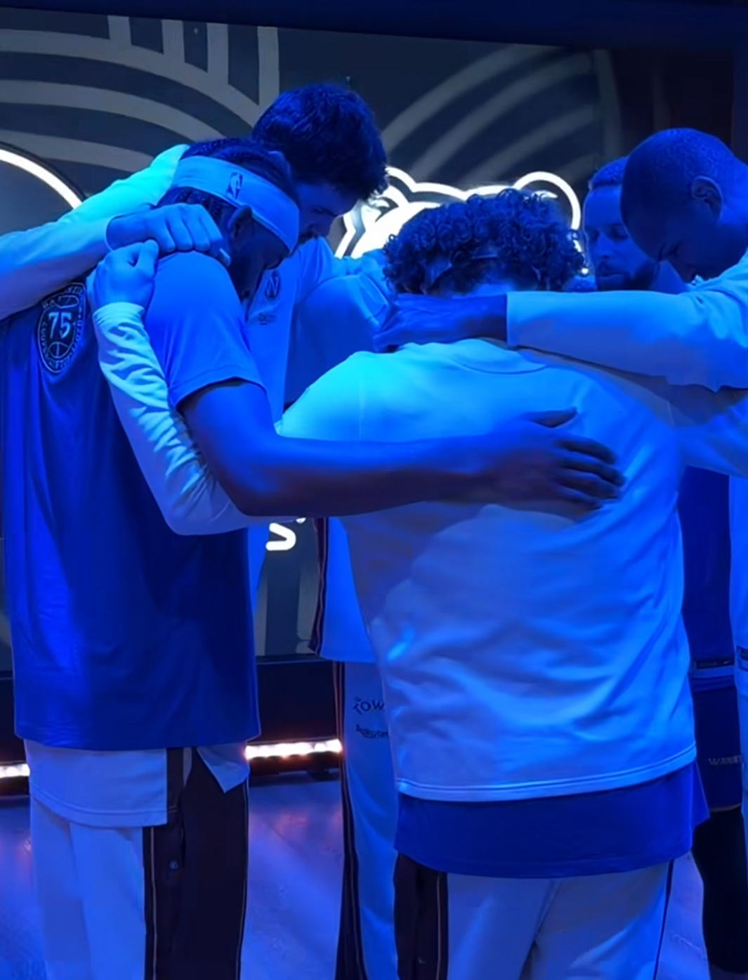 兄弟们，明日加油！最近连续两个客场，赛前环节穆迪都出席了！明日上午七点半，客场战