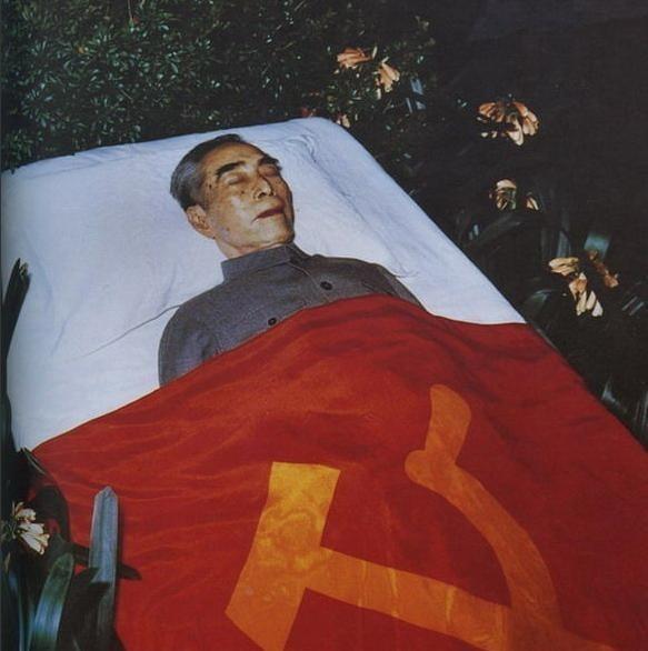 谁能想到，一位大国总理离世仅仅3个小时后，遗体就被推上了解剖台。主刀医生掀开白布
