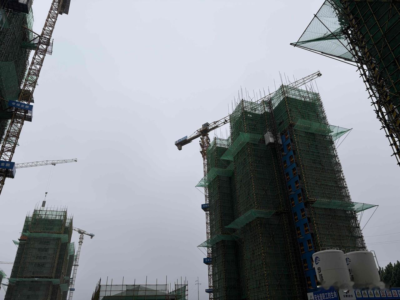 人真没必要太在乎别人背后的闲言闲语。你安分生活，有人说你没追求；努力奋斗，又有人