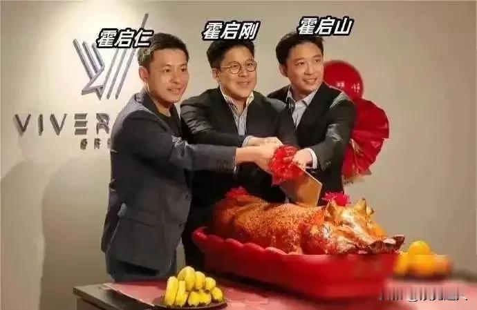 霍启仁订婚现场照杀疯了！郭晶晶这当大嫂的，肯定也给小叔子送上祝福了！他未婚妻南风