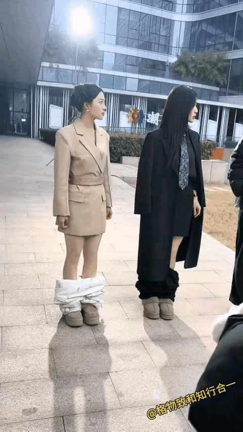 女演员为了拍剧，
大冬天得还得露腿，
这也太酸爽了，
这么艰苦的条件，
一天最起