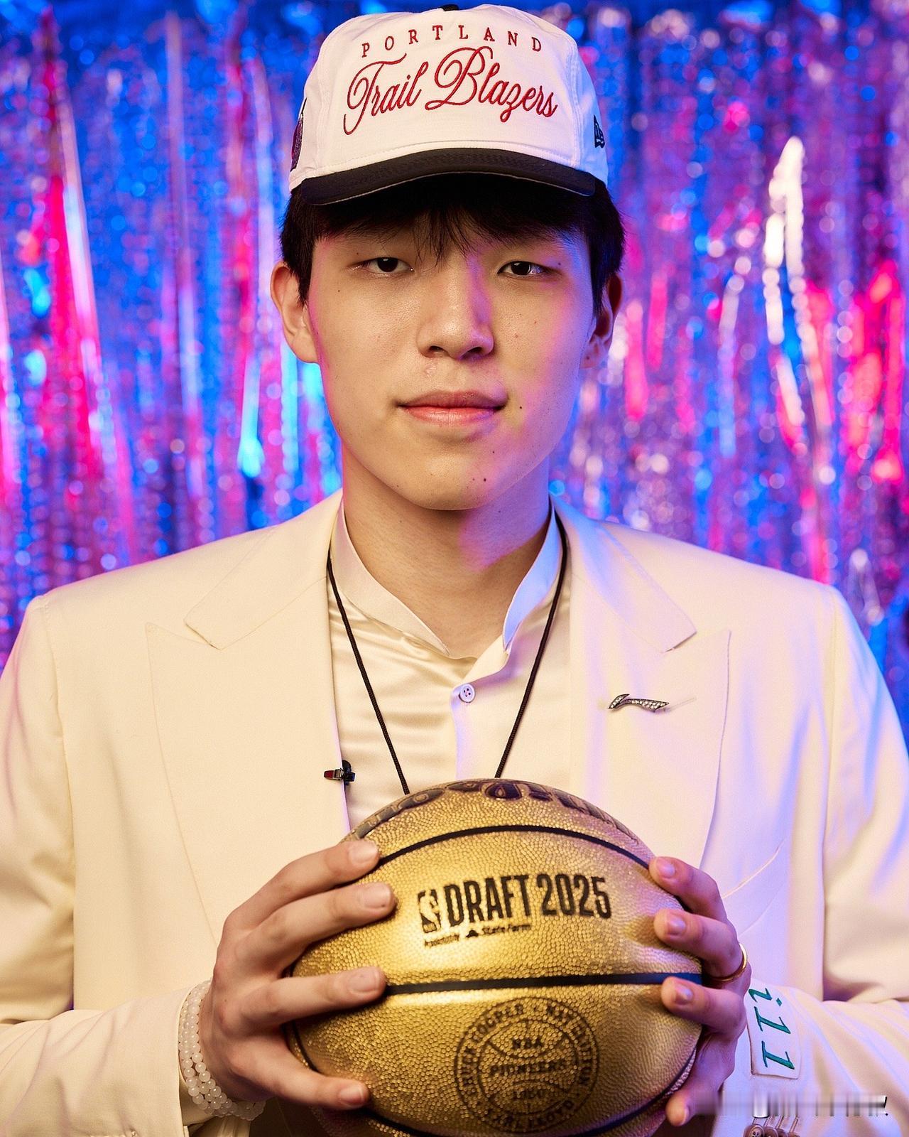 北京时间7月12日上午11点，NBA夏季联赛中波特兰开拓者对阵金州勇士，中国球员