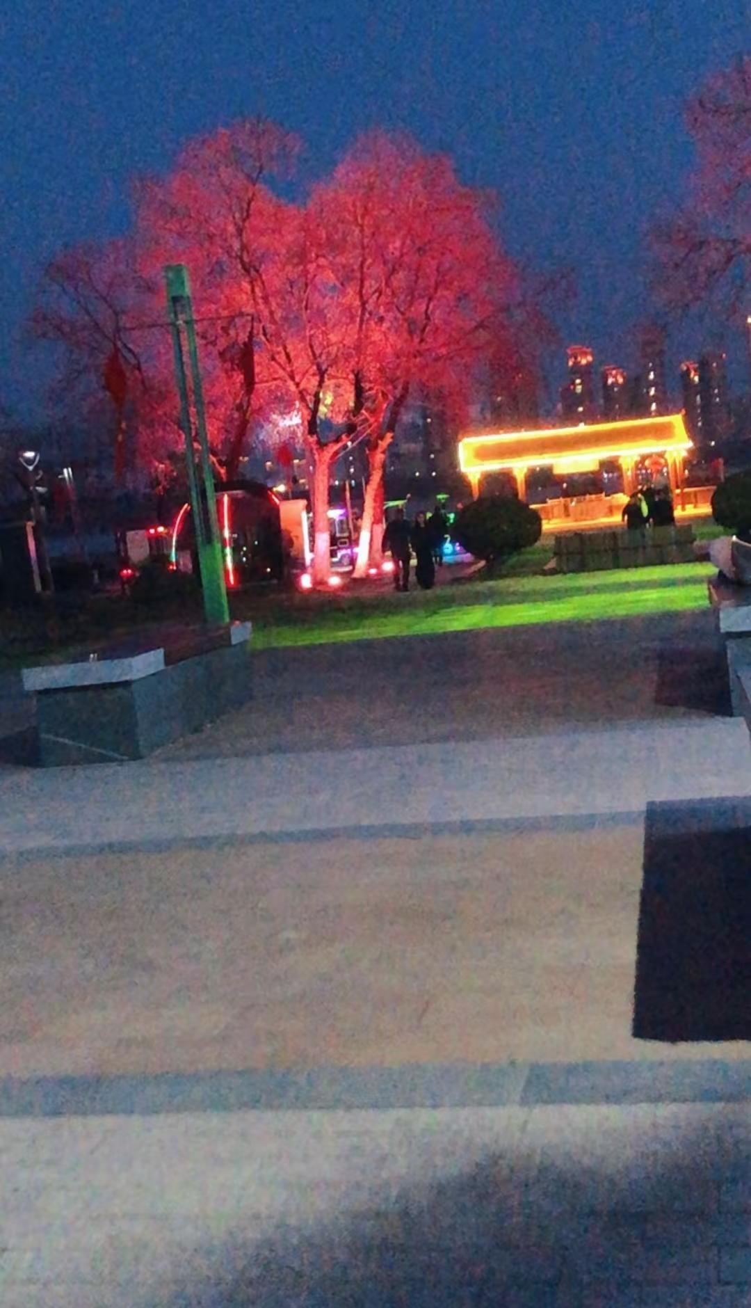 我们每个人活的不容易，都有说不出来的烦恼，当人群里再也没有你想要的东西，你自然就