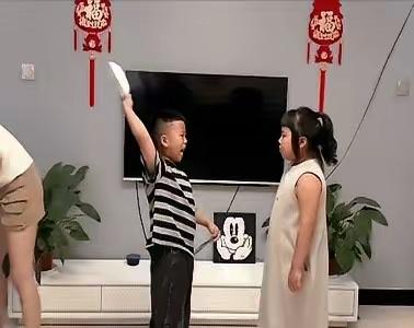 姐姐一句“站好”，弟弟立刻贴墙根，腿抖得像筛糠，妈妈说这画面已经全网直播了。
网